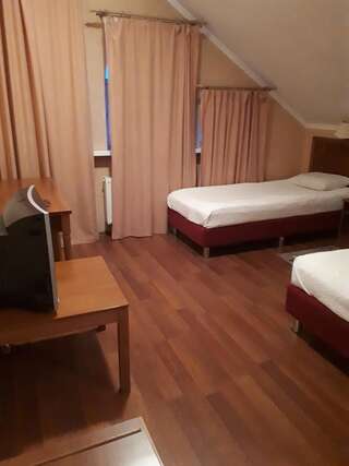 Отель Hotel Star Chornobayivka Двухместный номер с 2 отдельными кроватями и ванной комнатой-1