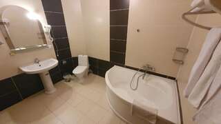 Отель Hotel Star Chornobayivka Четырехместный номер с ванной комнатой-4